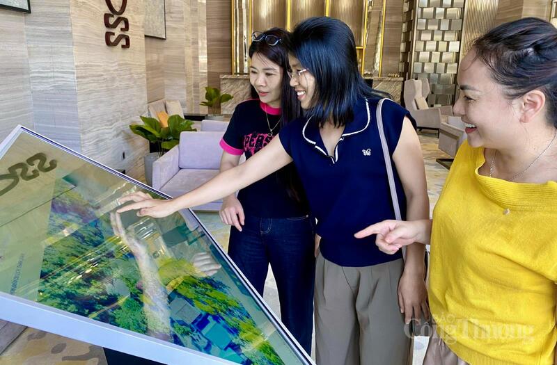 Du khách trải nghiệm tra cứu thông tin điểm đến, sản phẩm OCOP trên kiosk thông minh, kết nối dữ liệu từ Trung tâm IOC của tỉnh Thanh Hoá. Ảnh: Công an Thanh Hoá