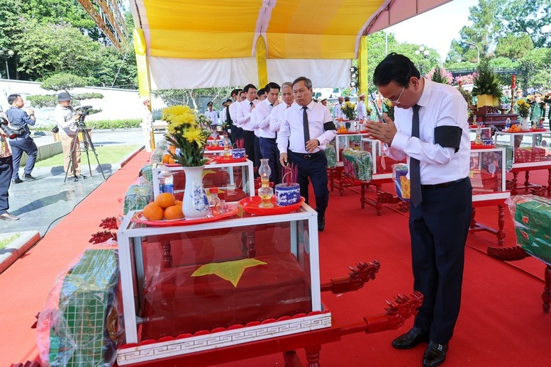 Bộ trưởng, Chủ nhiệm Văn phòng Chính phủ Đặng Xuân Phong và các thành viên trong đoàn công tác dâng hương thành kính tưởng nhớ các liệt sĩ - Ảnh: VGP Bộ trưởng, Chủ nhiệm Văn phòng Chính phủ Đặng Xuân Phong và các thành viên trong đoàn công tác dâng hương thành kính tưởng nhớ các liệt sĩ - Ảnh: VGP