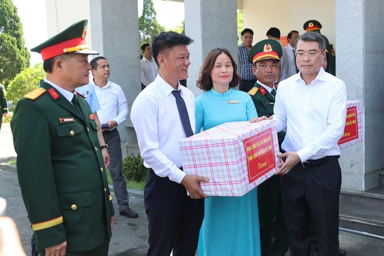Thủ tướng Lê Minh Hưng tặng quà, động viên các Đội tìm kiếm, quy tập hài cốt liệt sĩ và Ban Quản lý Nghĩa trang Liệt sĩ quốc gia Đường 9 - Ảnh: VGP Thủ tướng Lê Minh Hưng tặng quà, động viên các Đội tìm kiếm, quy tập hài cốt liệt sĩ và Ban Quản lý Nghĩa trang Liệt sĩ quốc gia Đường 9 - Ảnh: VGP