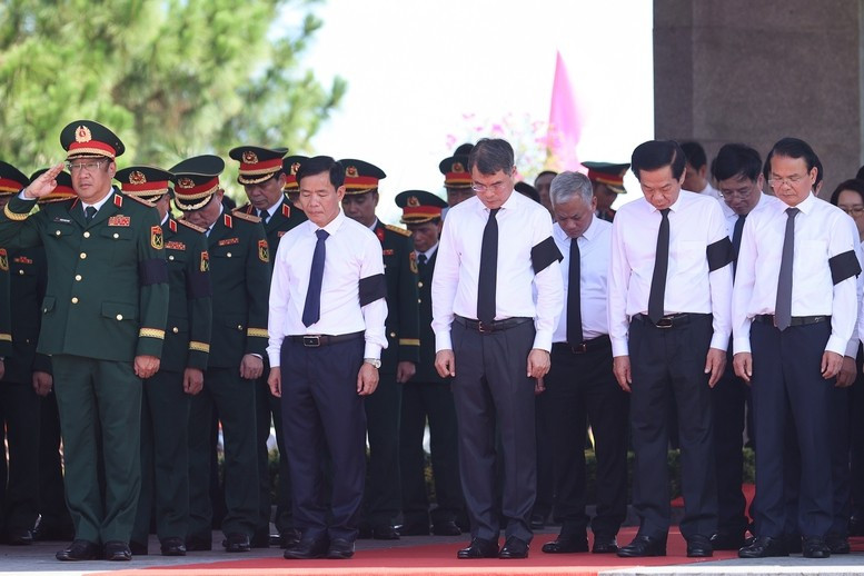 Công tác tìm kiếm, quy tập hài cốt liệt sĩ là công việc có ý nghĩa đặc biệt quan trọng, thể hiện sự biết ơn và tri ân sâu sắc đối với sự hy sinh anh dũng của các anh hùng, liệt sĩ, góp phần làm vơi đi nỗi đau chiến tranh, làm tròn nghĩa vụ với những người đã ngã xuống - Ảnh: VGP Công tác tìm kiếm, quy tập hài cốt liệt sĩ là công việc có ý nghĩa đặc biệt quan trọng, thể hiện sự biết ơn và tri ân sâu sắc đối với sự hy sinh anh dũng của các anh hùng, liệt sĩ, góp phần làm vơi đi nỗi đau chiến tranh, làm tròn nghĩa vụ với những người đã ngã xuống - Ảnh: VGP