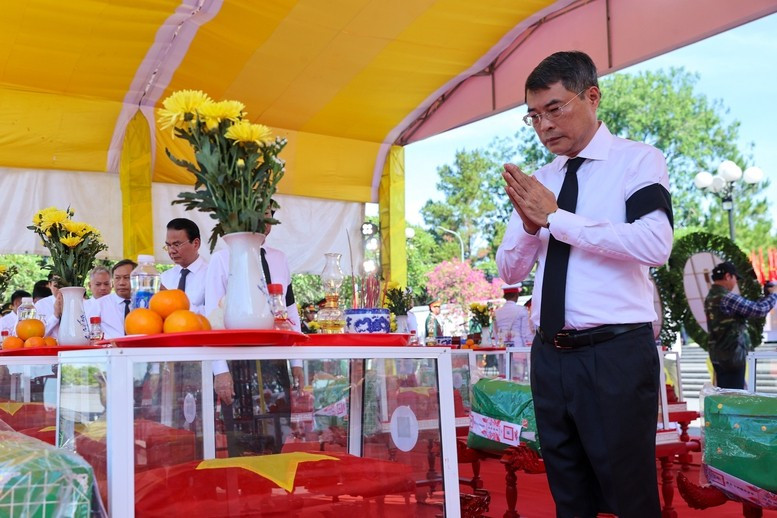 Thủ tướng thành kính tưởng nhớ, bày tỏ lòng biết ơn vô hạn đối với những người con ưu tú của Tổ quốc đã anh dũng chiến đấu, hy sinh vì nghĩa vụ quốc tế cao cả - Ảnh: VGP Thủ tướng thành kính tưởng nhớ, bày tỏ lòng biết ơn vô hạn đối với những người con ưu tú của Tổ quốc đã anh dũng chiến đấu, hy sinh vì nghĩa vụ quốc tế cao cả - Ảnh: VGP