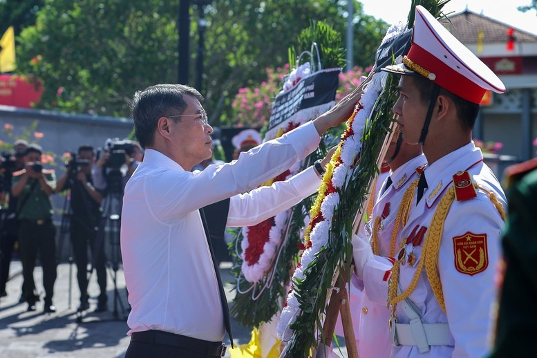 Thủ tướng Lê Minh Hưng tại lễ viếng, truy điệu và an táng 28 hài cốt liệt sĩ quân tình nguyện, chuyên gia Việt Nam hy sinh tại Lào trong thời kỳ chiến tranh - Ảnh: VGP Thủ tướng Lê Minh Hưng tại lễ viếng, truy điệu và an táng 28 hài cốt liệt sĩ quân tình nguyện, chuyên gia Việt Nam hy sinh tại Lào trong thời kỳ chiến tranh - Ảnh: VGP