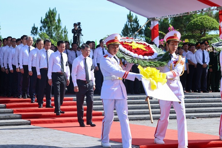 Thủ tướng và đoàn công tác dâng hoa tại lễ viếng, truy điệu, an táng 28 hài cốt liệt sĩ - Ảnh: VGP Thủ tướng và đoàn công tác dâng hoa tại lễ viếng, truy điệu, an táng 28 hài cốt liệt sĩ - Ảnh: VGP