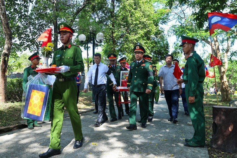 Thủ tướng Lê Minh Hưng và các đại biểu tại lễ an táng 28 hài cốt liệt sĩ quân tình nguyện, chuyên gia Việt Nam hy sinh tại Lào trong thời kỳ chiến tranh - Ảnh: VGP Thủ tướng Lê Minh Hưng và các đại biểu tại lễ an táng 28 hài cốt liệt sĩ quân tình nguyện, chuyên gia Việt Nam hy sinh tại Lào trong thời kỳ chiến tranh - Ảnh: VGP