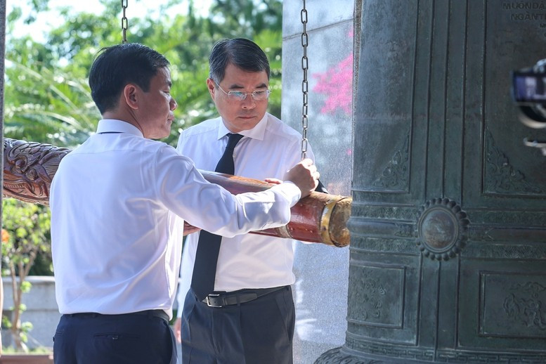 Thủ tướng Lê Minh Hưng thỉnh chuông cầu siêu cho các anh hùng, liệt sĩ tại buổi lễ - Ảnh: VGP Thủ tướng Lê Minh Hưng thỉnh chuông cầu siêu cho các anh hùng, liệt sĩ tại buổi lễ - Ảnh: VGP