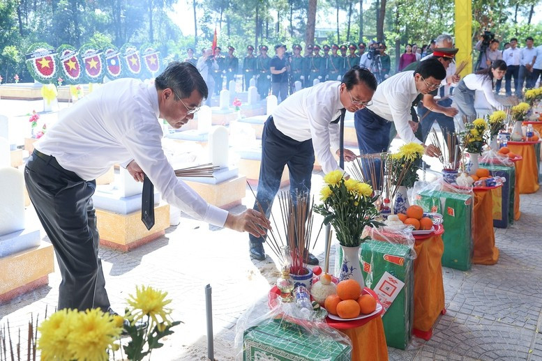 Thủ tướng Lê Minh Hưng cùng các đại biểu thắp hương viếng 28 liệt sĩ quân tình nguyện, chuyên gia Việt Nam - Ảnh: VGP Thủ tướng Lê Minh Hưng cùng các đại biểu thắp hương viếng 28 liệt sĩ quân tình nguyện, chuyên gia Việt Nam - Ảnh: VGP