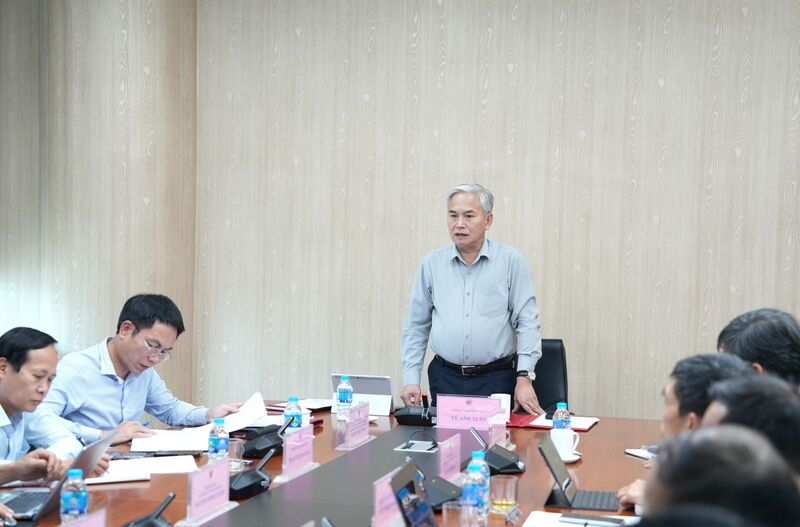 Tổng giám đốc Tập đoàn Vũ Anh Tuấn chỉ đạo thúc đẩy triển khai tái sử dụng đất đá thải mỏ, thực hiện hiệu quả chủ trương phát triển kinh tế tuần hoàn. Ảnh: TKV