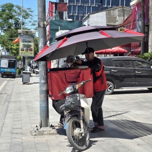 Bài 2: Người dân, doanh nghiệp căng mình chống nóng, lo mất điện giờ cao điểm