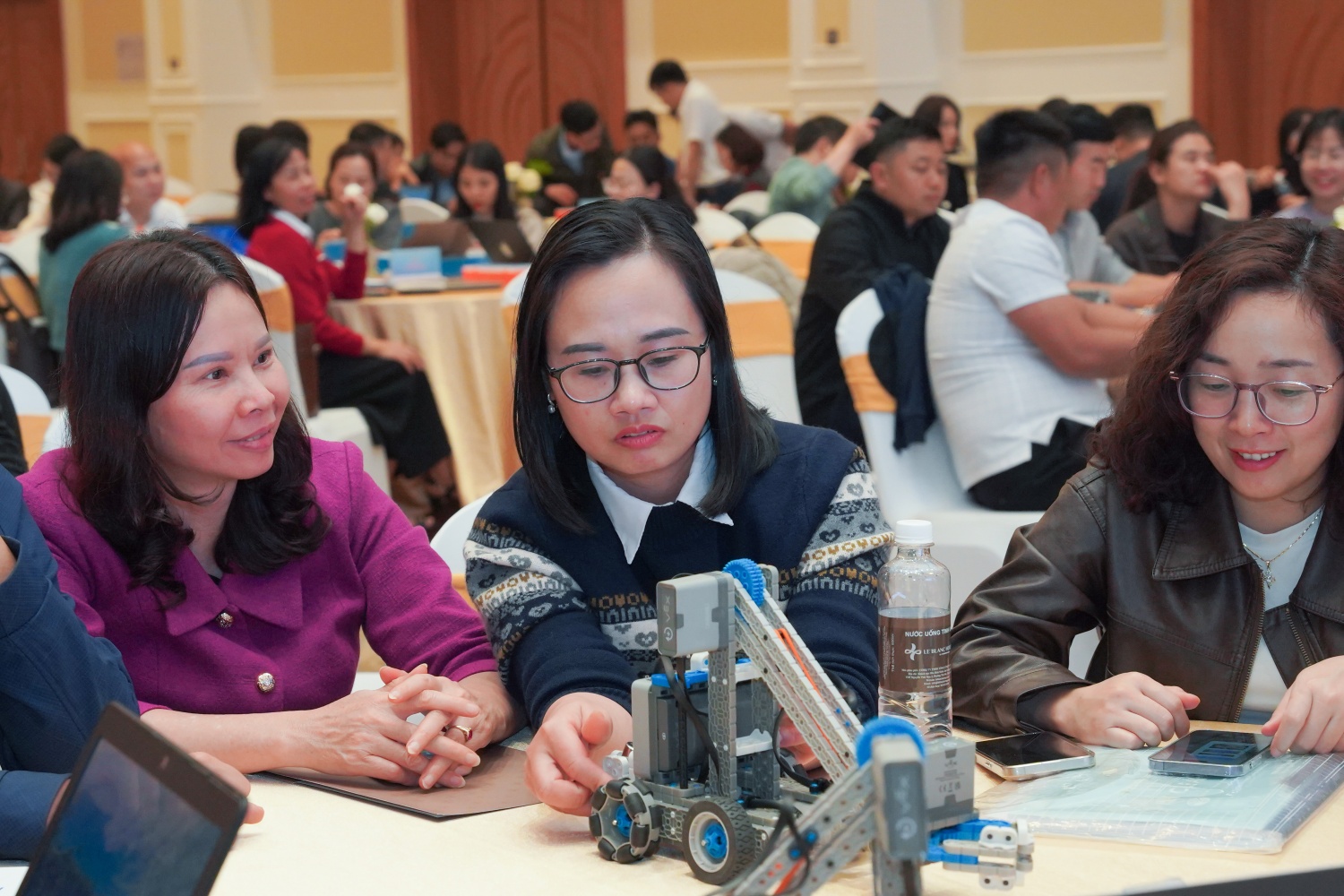 Các thầy cô giáo thực hành nghiên cứu các sản phẩm STEM tại buổi tập huấn Các thầy cô giáo thực hành nghiên cứu các sản phẩm STEM tại buổi tập huấn