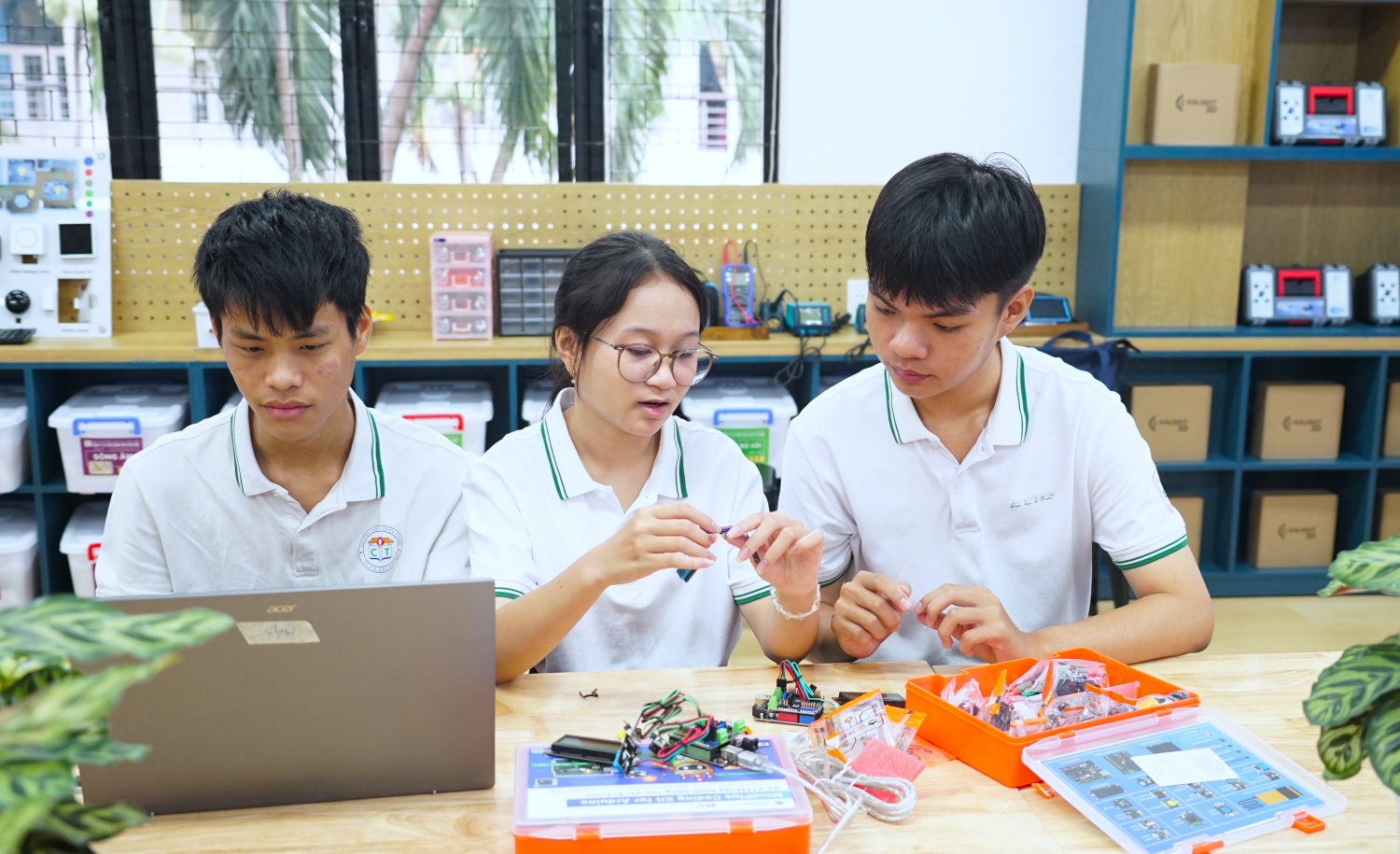 Các em học sinh trường THPT Châu Thành trong một tiết học thực hành tại phòng học STEM Innovation Petrovietnam. Các em học sinh trường THPT Châu Thành trong một tiết học thực hành tại phòng học STEM Innovation Petrovietnam.