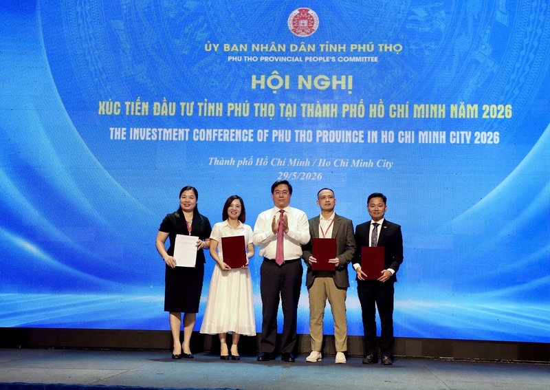 Chủ tịch UBND tỉnh Phú Thọ Trần Duy Đông đã trao quyết định chủ trương đầu tư và giấy chứng nhận đăng ký đầu tư cho 4 dự án với tổng vốn hơn 6.600 tỷ đồng và hơn 45 triệu USD vốn tăng thêm. Ảnh: CTV