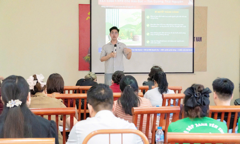 Tập huấn livestream bán hàng trên các nền tảng điện tử cho các cơ sở công nghiệp nông thôn, tại Hà Nội. Ảnh: Châu Anh