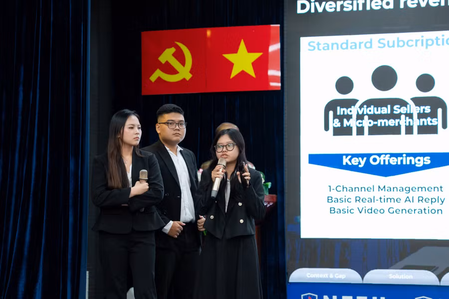 Một đội thi thuyết trình dự án tại cuộc thi. Ảnh: BTC. cac-doi-thi-trinh-bay-du-an-ung-dung-blockchain-va-ai-tai-vong-chung-ket-cardano-sea-hackathon-2026-3.jpg