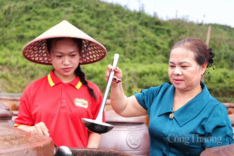 Để cho ra đời một chai nước mắm đạt chuẩn 5 sao, mọi công đoạn đều được kiểm soát theo quy trình nghiêm ngặt. Ảnh: Trọng Tùng