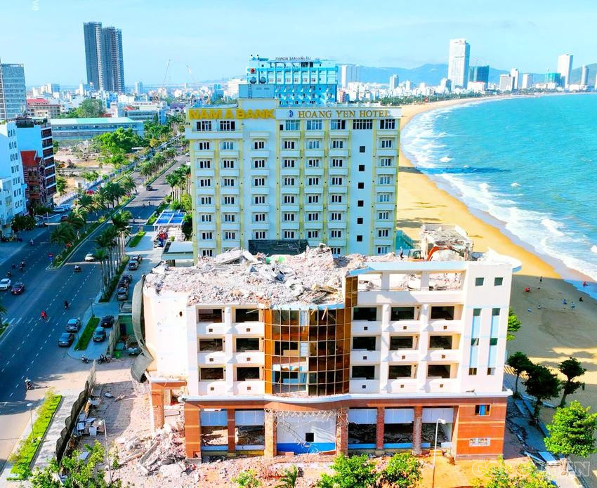 Khách sạn Bình Dương, nằm tại vị trí "đất vàng" ven biển (đường An Dương Vương, phường Quy Nhơn Nam, tỉnh Gia Lai) đang được nhà thầu phá dỡ để giao đất cho địa phương quản lý (ảnh Trần Hiền) clo_br_phoa-do-khach-san-binh-duong-9284-9092jpg.jpg