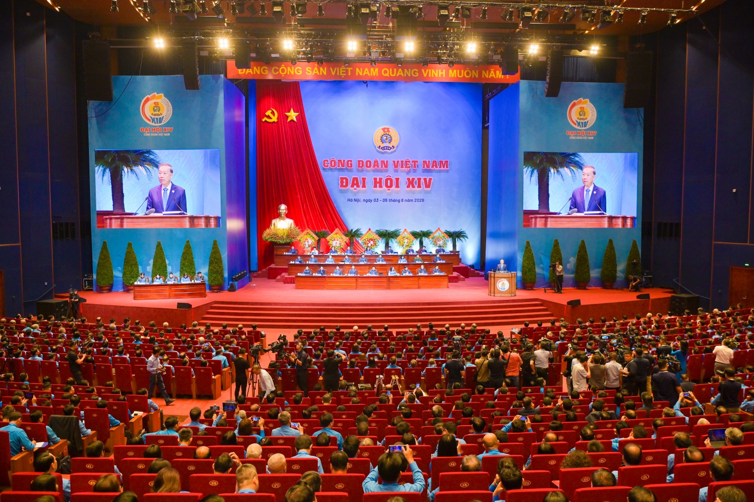 [Chùm ảnh] Đoàn Đại biểu Công đoàn Petrovietnam dự Phiên khai mạc trọng thể Đại hội Công đoàn Việt Nam lần thứ XIV