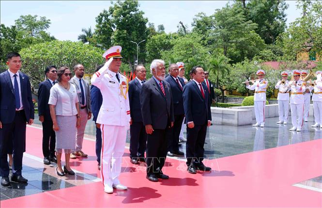 Thủ tướng Cộng hòa dân chủ Timor-Leste Kay Rala Xanana Gusmão đến đặt vòng hoa tại Đài tưởng niệm các Anh hùng Liệt sĩ (đường Bắc Sơn, Hà Nội) - Ảnh: TTXVN