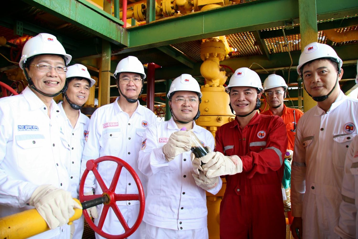 Người lao động Petrovietnam tại các giàn khoan, tiếp tục lan tỏa tinh thần thi đua lao động sáng tạo, học tập và làm theo tư tưởng, đạo đức, phong cách Hồ Chí Minh, góp phần thực hiện mong ước của Bác về xây dựng ngành Dầu khí Việt Nam ngày càng phát triể