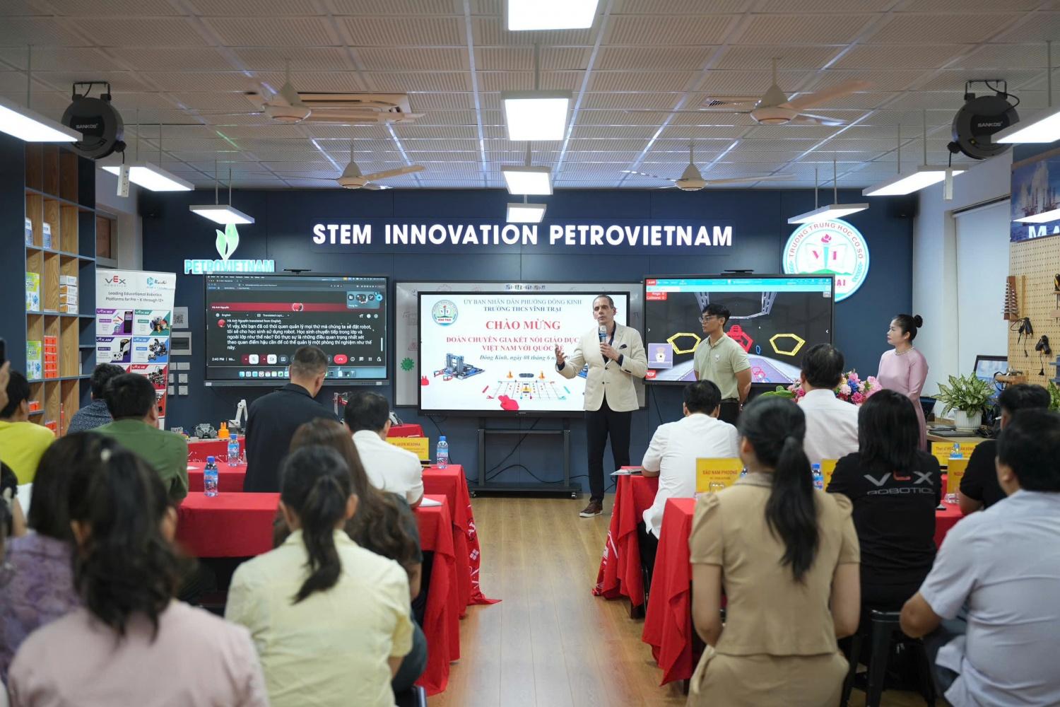 Đoàn công tác VEX Robotics trải nghiệm phòng LAB STEM Innovation Petrovietnam tại THCS Vĩnh Trại, Lạng Sơn