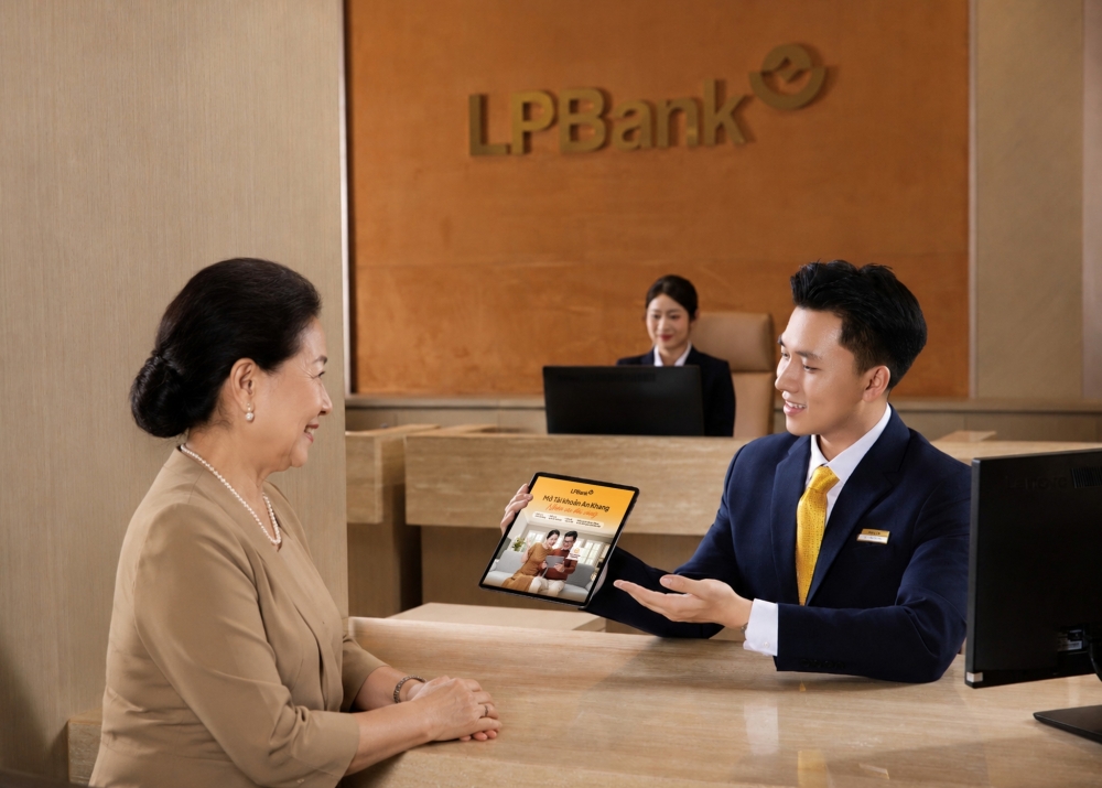 Khách hàng được miễn nhiều loại phí như phí phát hành và thường niên thẻ, phí quản lý tài khoản, phí SMS Banking, phí rút tiền tại LPBank và các điểm giao dịch Bưu điện.