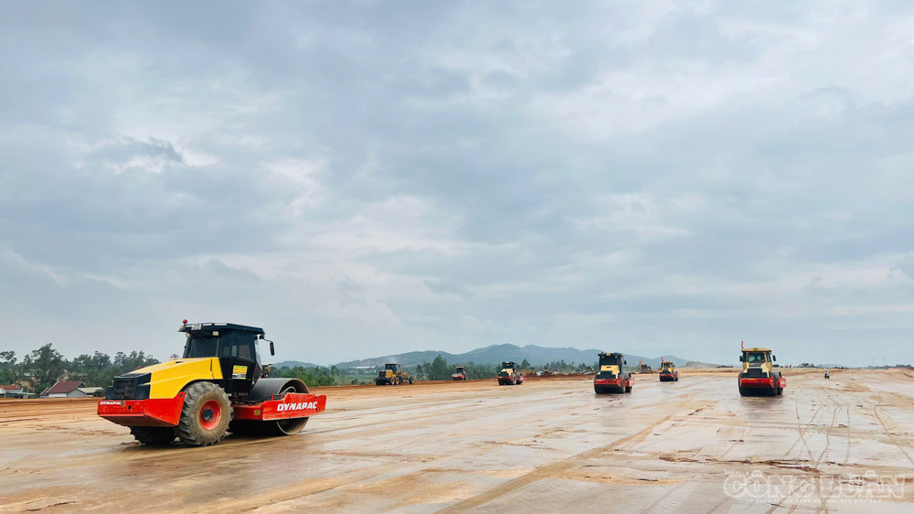 Nhằm rút ngắn thời gian về đích, chủ đầu tư và các đơn vị thi công đang chạy đua tiến độ với quyết tâm đưa đường băng mới vào khai thác đúng thời gian yêu cầu clo_br_z7792978191494-144fab8bbaceb2345bd67ef9ccacbd73.jpg