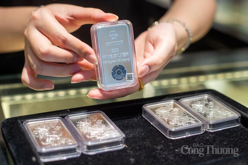 Lãi suất cao tiếp tục gây sức ép lên giá bạc. Ảnh: Phú Quý