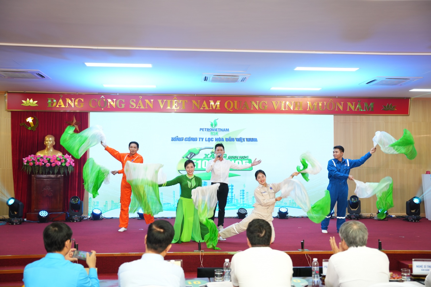Đội thi BSR giành giải Nhì cuộc thi “Tìm hiểu lợi ích của xăng sinh học E10” Đội thi BSR giành giải Nhì cuộc thi “Tìm hiểu lợi ích của xăng sinh học E10”