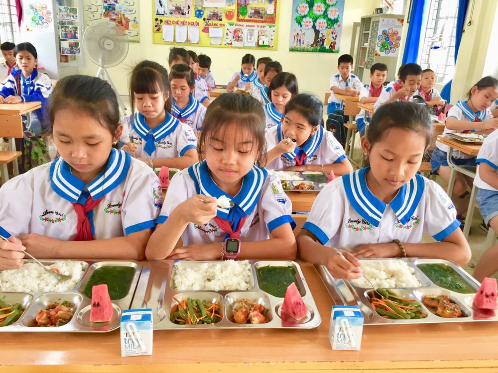 Từ nhiều năm nay, vấn đề dinh dưỡng học đường là một trong những trăn trở lớn của Anh hùng Lao động Thái Hương. bua-an-2.jpg