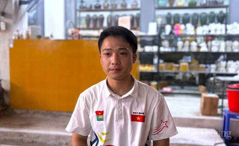 Anh Nguyễn Quang Nhật, quản lý Lò Bầu cổ Bát Tràng chia sẻ về mô hình kết hợp sản xuất gốm và du lịch trải nghiệm tại làng nghề. Ảnh: Nhật Chi
