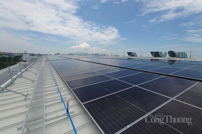 TP. Đà Nẵng đặt mục tiêu giai đoạn 2026 - 2030, phân ngành siêu thị và trung tâm thương mại giảm mức tiêu hao năng lượng bình quân lên đến 11,35%. Trong ảnh: Hệ thống điện mặt trời mái nhà tại MM Supercenter Đà Nẵng