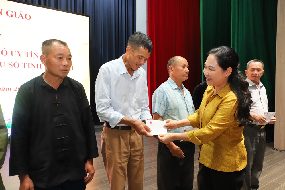 Thứ trưởng Nông Thị Hà tặng quà các đại biểu Người có uy tín tỉnh Lào Cai. Ảnh: Hoàng Quý dtpt.jpg
