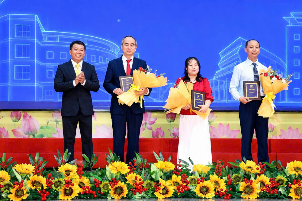 Lãnh đạo Tỉnh ủy Trà Vinh trao tặng Huân chương Lao động hạng Nhất của Chủ tịch nước cho Đại học Trà Vinh z7954505630280-7bbd4c115096f7db2ec5f36e5ea19b49.jpg