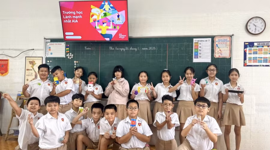 Học sinh hào hứng sáng tạo các sản phẩm tái chế sáng tạo từ rác thải nhựa. anh-chup-man-hinh-2026-06-22-luc-205433.png