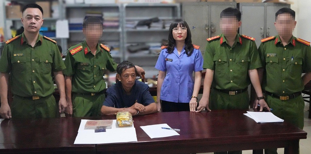 Đối tượng Hoàng Văn Khánh cùng số tang vật tại Cơ quan Công an. Ảnh: CANA images2102256-a1.jpg