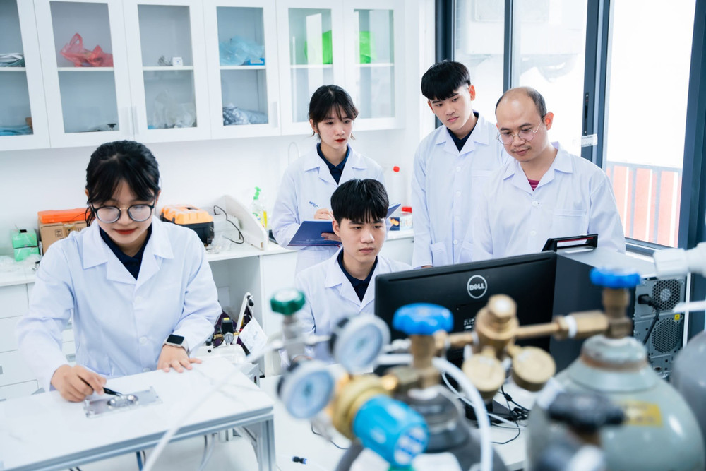 Một tiết giảng thực hành Đại học Phenikaa. Ảnh: Fanpage nhà trường 481075216-1047393114100291-8568071688811017578-n.jpg