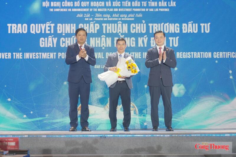 Bí thư Tỉnh uỷ Đắk Lắk Lương Nguyễn Minh Triết và Chủ tịch UBND tỉnh Đắk Lắk trao Quyết định chấp thuận chủ trương đầu tư, giấy chứng nhận đăng ký đầu tư cho nhà đầu tư tại Hội nghị Công bố Quy hoạch và Xúc tiến đầu tư tỉnh Đắk Lắk năm 2026. Ảnh: Lê Sơn
