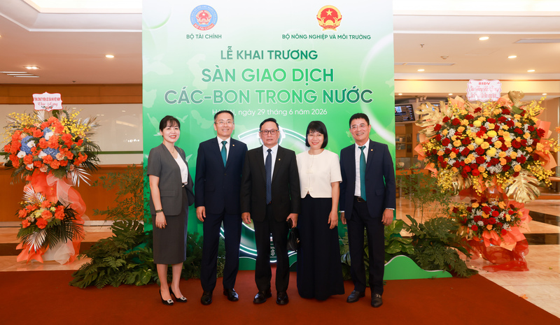 Đại diện lãnh đạo BIDV cùng đại diện lãnh đạo VSDC và HNX tham dự lễ khai trương Sàn giao dịch các-bon trong nước.