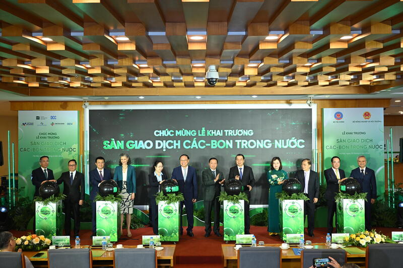 Ông Phạm Quang Tùng, Ủy viên HĐQT đại diện BIDV cùng lãnh đạo các cơ quan quản lý thực hiện nghi thức khai trương phiên giao dịch đầu tiên của Sàn giao dịch các-bon trong nước.