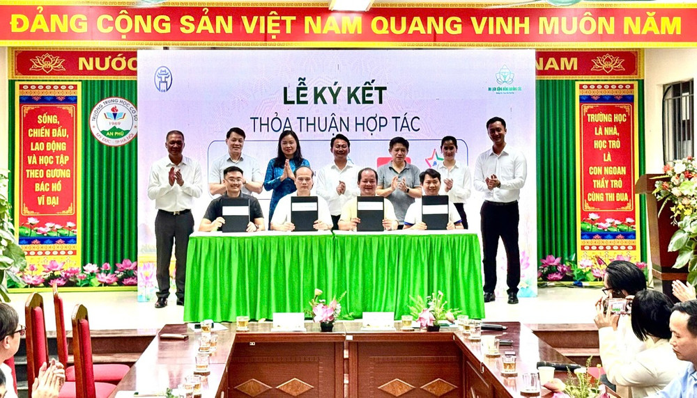 Đại diện chính quyền địa phương, các doanh nghiệp lữ hành và Tổ điều phối du lịch cộng đồng Mường Cốc đã ký kết biên bản ghi nhớ hợp tác phát triển sản phẩm, dịch vụ du lịch. Ảnh: BTC muongcoc3.jpg
