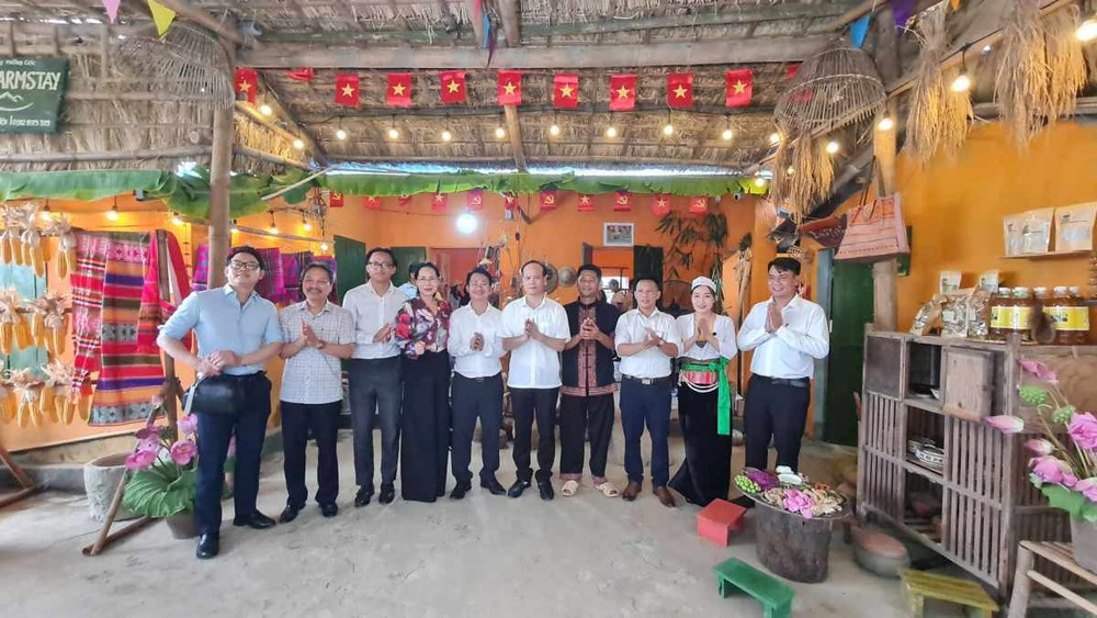 Các đại biểu khảo sát farmstay Gió Núi. Ảnh: BTC muongcoc2.jpg