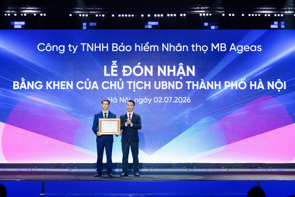 Ủy viên Thường vụ Hội đồng Thi đua khen thưởng Thành phố - Trưởng ban thi đua khen thưởng TP. Hà Nội Nguyễn Công Bằng tặng Bằng khen của Chủ tịch UBND TP. Hà Nội cho Ban lãnh đạo MB Life uy-vien-thuong-vu-hoi-dong-thi-dua-khen-thuong-thanh-pho-truong-ban-thi-dua-khen-thuong-tp-ha-noi-nguyen-cong-bang-tang-bang-khen-cua-chu-tich-ubnd-tp-ha-noi-cho-ban-lanh-dao-mb-life.jpg