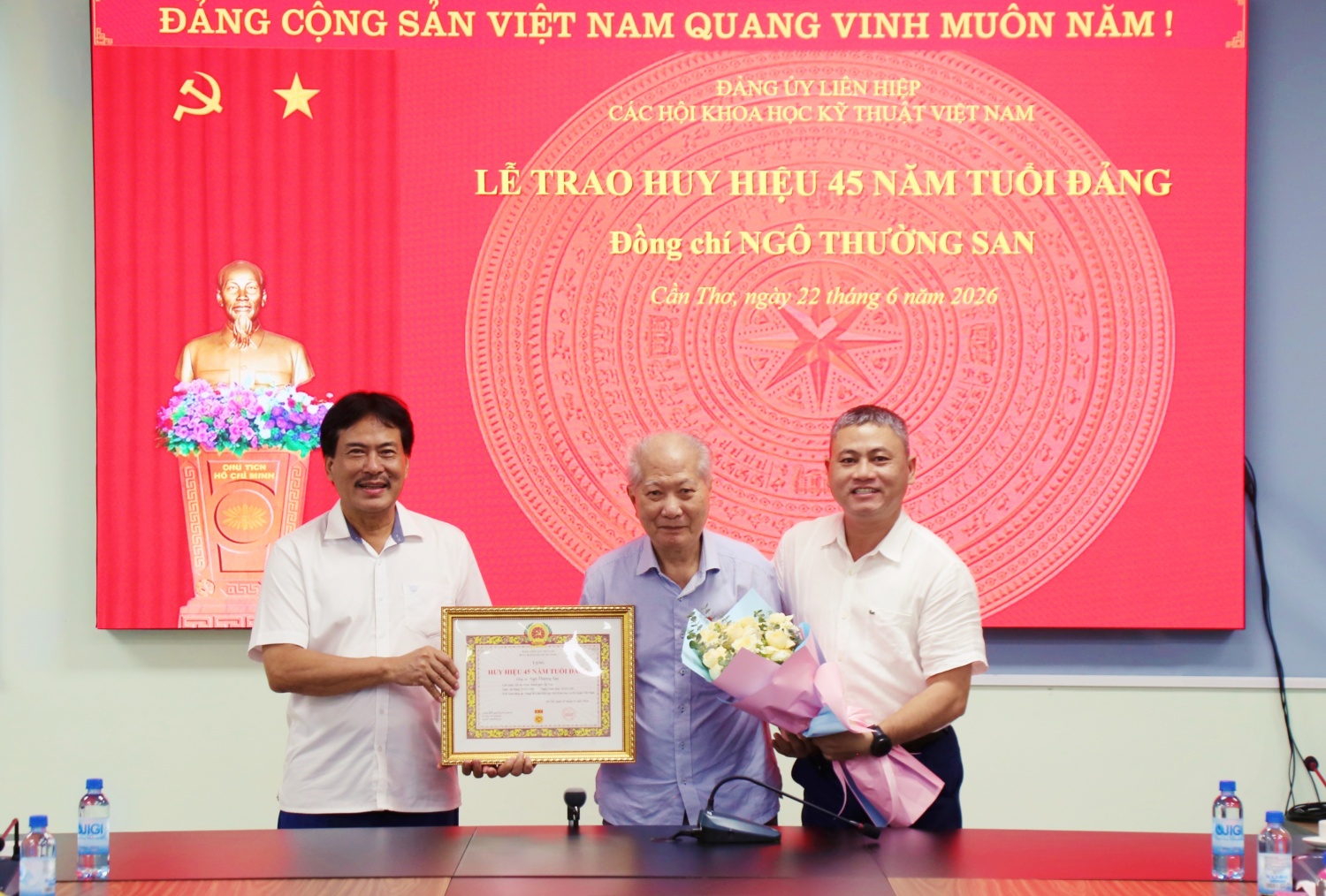 Hành trình 45 năm tuổi Đảng và lần trở về đầy xúc động của ông Ngô Thường San Hành trình 45 năm tuổi Đảng và lần trở về đầy xúc động của ông Ngô Thường San