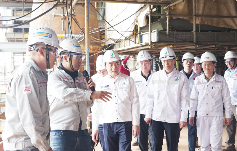 Chủ tịch HĐTV Petrovietnam Lê Ngọc Sơn kiểm tra công trường Dự án giàn CPP Lô B - Ảnh: Petrovietnam