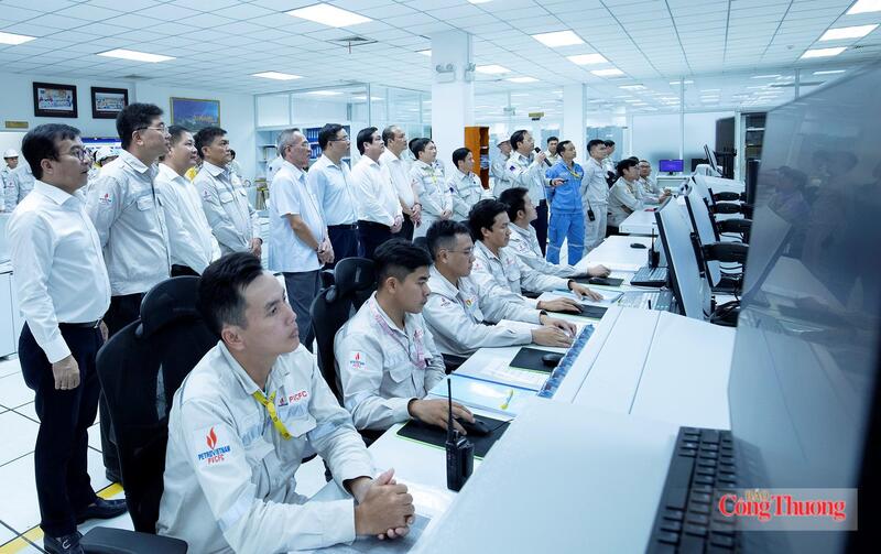 Chuyển đổi số được xác định tiếp tục là một trụ cột quan trọng trong nâng cao hiệu quả hoạt động của Petrovietnam (Ảnh: Các đại biểu tham quan Nhà máy thông minh Đạm Cà Mau)