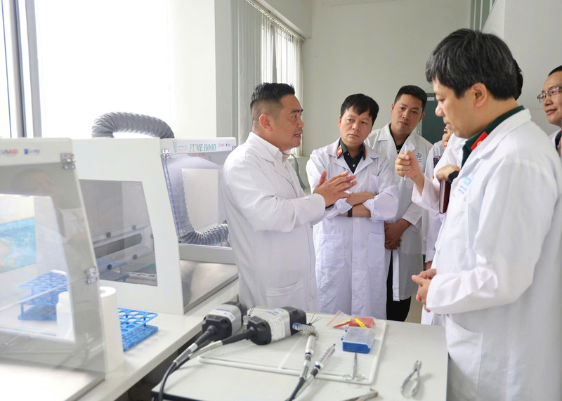 Các nhà khoa học thảo luận, trao đổi trong quá trình phân tích giám định mẫu tại Trung tâm Giám định ADN. Ảnh: VAST