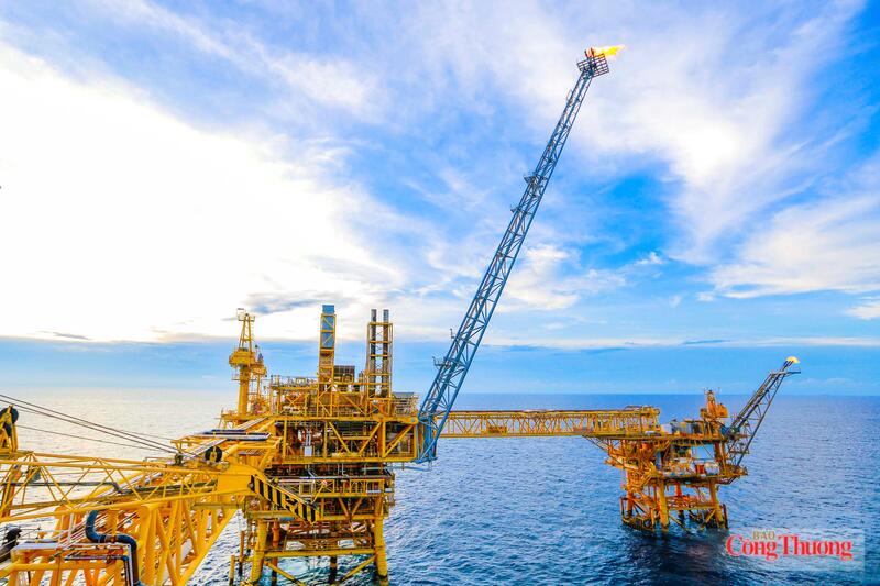 Ở lĩnh vực thăm dò khai thác, Petrovietnam đặt mục tiêu mở rộng hoạt động E&P quốc tế, thúc đẩy M&A, bảo đảm gia tăng trữ lượng và sản lượng trong dài hạn (Ảnh: Giàn khai thác mỏ Sư Tử Trắng)