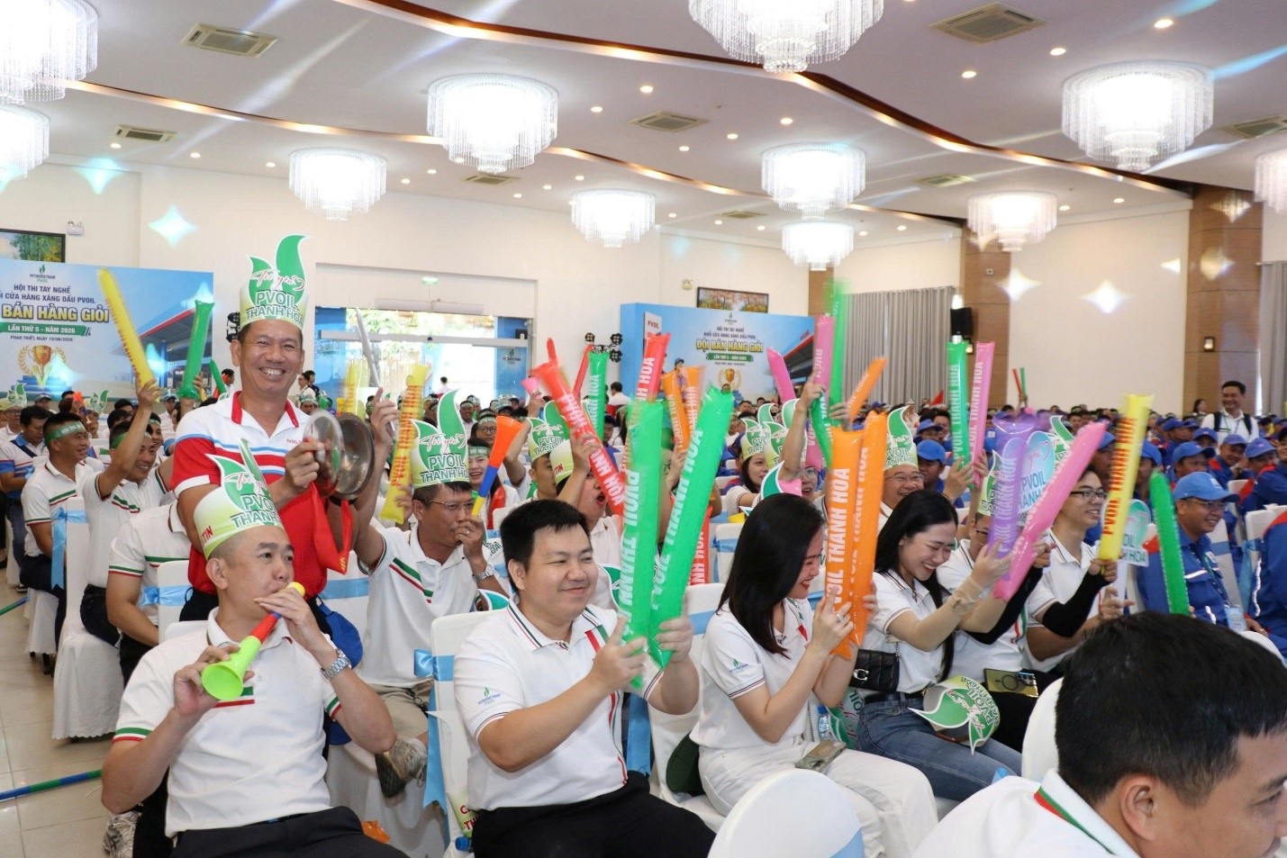 Toàn đội bước vào Hội thi với tâm thế tự tin, quyết tâm cao nhất để thể hiện hết khả năng của mình dưới sự cổ vũ nồng nhiệt của các cổ động viên Toàn đội bước vào Hội thi với tâm thế tự tin, quyết tâm cao nhất để thể hiện hết khả năng của mình dưới sự cổ vũ nồng nhiệt của các cổ động viên