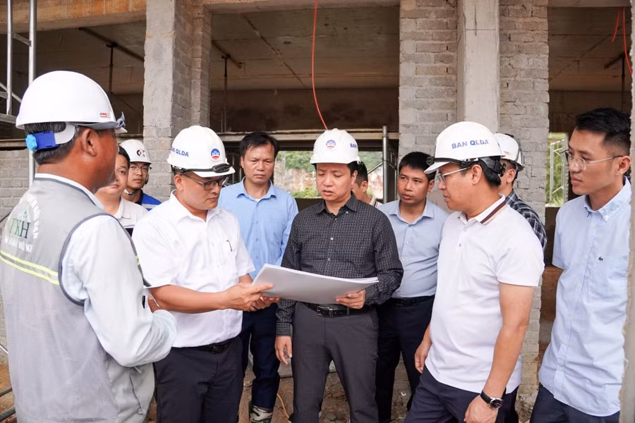 Chủ tịch UBND tỉnh Cao Bằng Lê Hải Hòa kiểm tra tiến độ Dự án Trường Phổ thông nội trú Tiểu học và THCS xã Phục Hòa. Ảnh: BCB chu-tich-ubnd-tinh-cao-bang.jpg