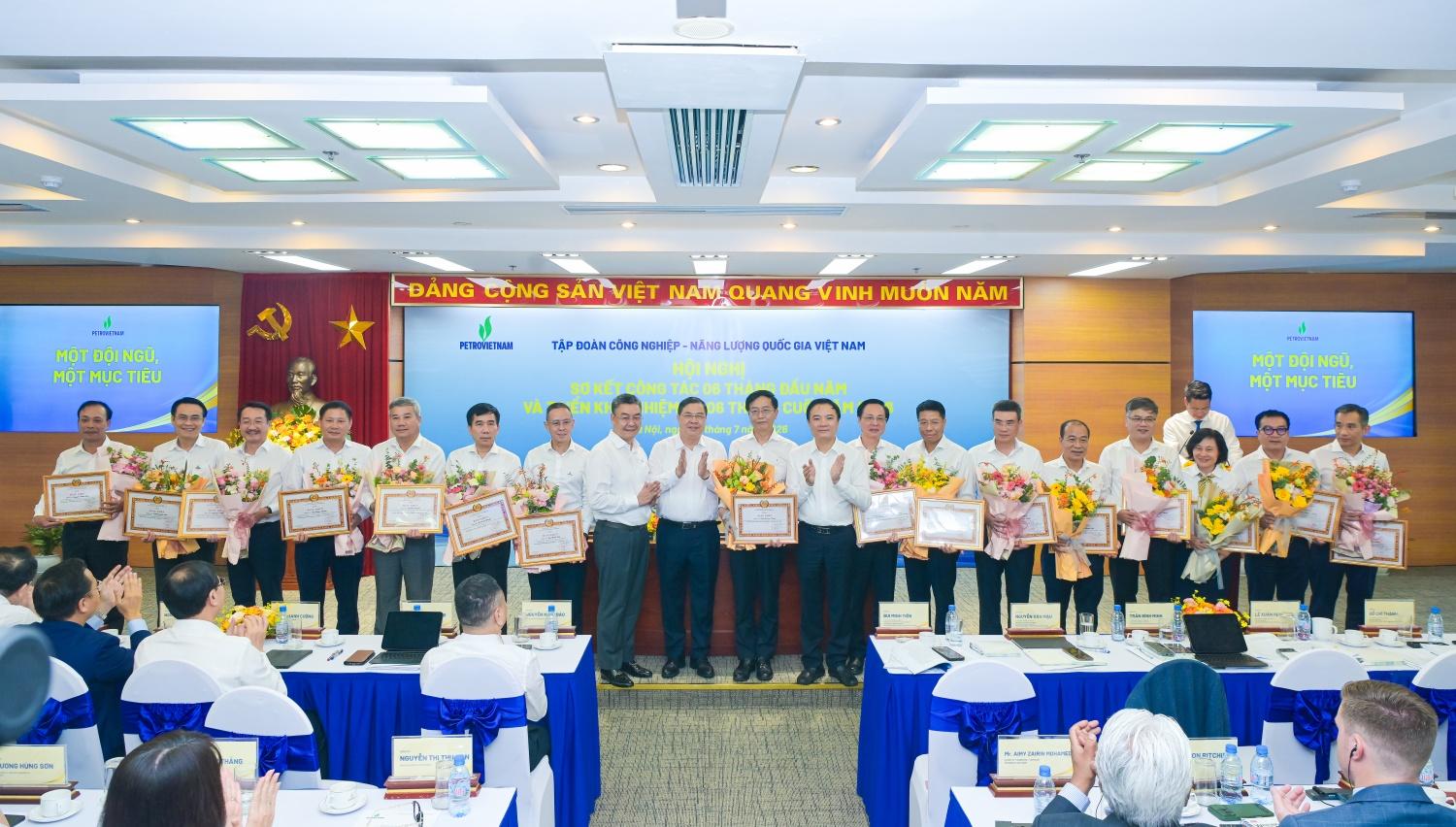 Petrovietnam đóng góp quan trọng vào ổn định kinh tế vĩ mô, bảo đảm các cân đối lớn của nền kinh tế Petrovietnam đóng góp quan trọng vào ổn định kinh tế vĩ mô, bảo đảm các cân đối lớn của nền kinh tế