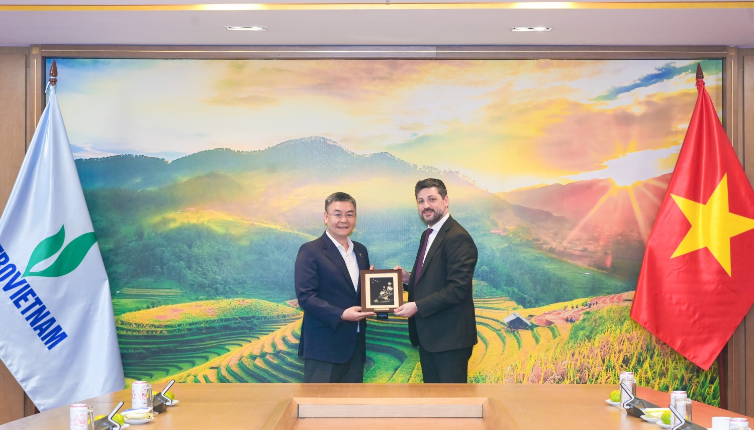 Tổng Giám đốc Petrovietnam Lê Mạnh Cường tặng quà lưu niệm cho ông Maroun Kairouz Tổng Giám đốc Petrovietnam Lê Mạnh Cường tặng quà lưu niệm cho ông Maroun Kairouz